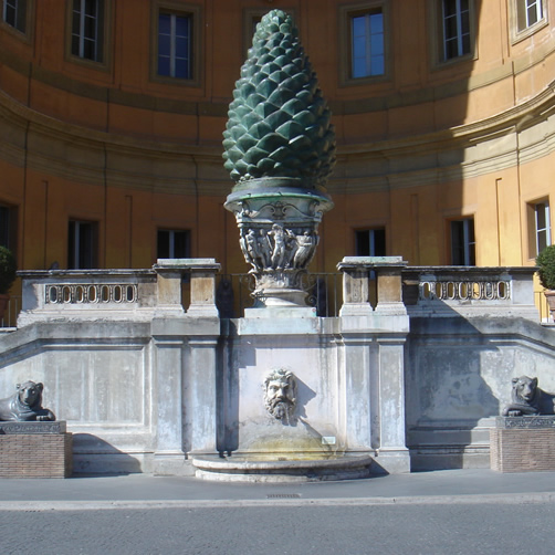 La pigna nel Cortile della Pigna nei Musei Vaticani a Roma